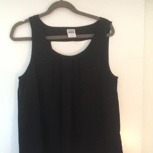  - Fint linne från vero Moda med spetsdetalj nedtill och hål i ryggen 