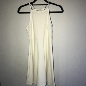  - Fin klänning från Gina Tricot i bra skick! Passar en S-M