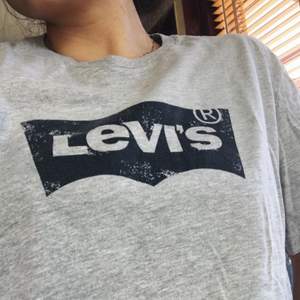 Klassisk Levis T-shirt i grå med mörkblått tryck. Jag bjuder på frakt🌹