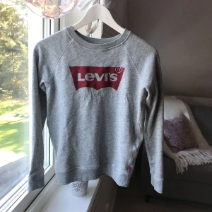  - Grå långarmad tröja från Levi’s i damstorlek XS. Tröjan är i mycket bra skick & gillar den mycket, säljer pga för liten ❤️ Köptes för 429kr men säljer för 100kr (köparen står för frakt)