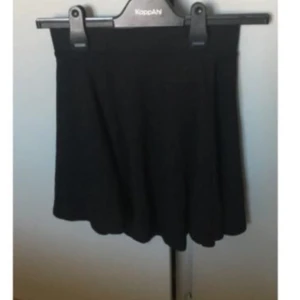  - Svart utsvängd kjol i fint skick