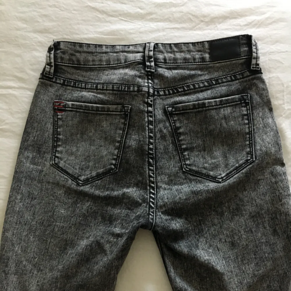 Stentvättade stuprörsjeans från Urban Outfitters, knappt använda pga lite för långa för mig, W26 L30. . Jeans & Byxor.