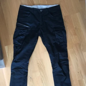  - Jack&jones cargobyxor strl 29/32. Säljes för 200 kr. Köpare står för frakt om dem ska skickas. Använda, men i bra skick.