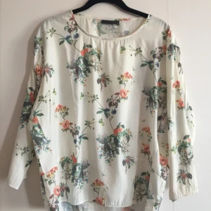  - Härlig somrig och blommig blus!  Inga fläckar, fel eller märken. 