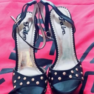  - Svart klackar , oanvänd . 