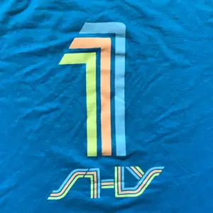 T-Shirt från SHY med SVT tryck på ryggen