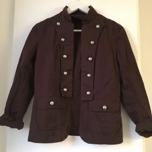  - Brun jacka med silvriga knappar i storlek 36