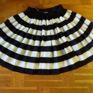  - Veckan kjol. Stl 34. 40kr. +9 kr frakt.