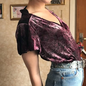  -  Velvet topp med blommönster. Märkt 40/42 men passar XS-L beroende på hur man vill att den ska sitta. Köpt second hand. Möts upp i Gbg eller så står köparen för frakten. 