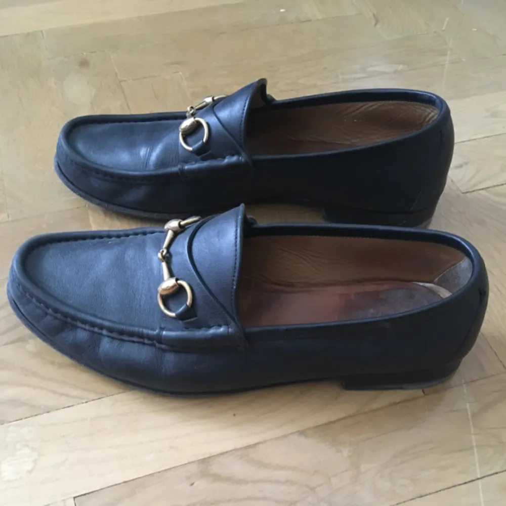 Det är ett par äkta Gucci skor som kommer från Gucci butiken i Stockholm. (Nypris cirka 6000kr).Jag fick dom när jag jobbade där.  Skorna är lite slitna. Jag har tyvärr inget kvitto pågrund av att jag fick dom.  . Skor.