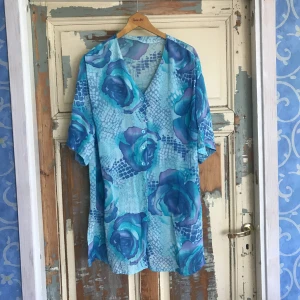  - Lång blus som är fin att ha både stängd och öppen. Skimrande knappar. Köpt second hand. Luftigt material och härlig på sommaren! Swish eller kontant. Kan antingen mötas upp i stockholm eller rosersberg/märsta, eller frakta. Köparen står för frakten. 