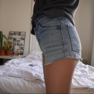  - Korta Levis shorts i mycket gott tillstånd. Strl 25/26.  Betalning sker via Swish. Köparen står för ev. frakt
