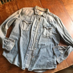  - Levis jeansskjorta slim fit i storlek large. Trevligt använt skick. Kan hämtas i Uppsala eller skickas mot fraktkostnad 