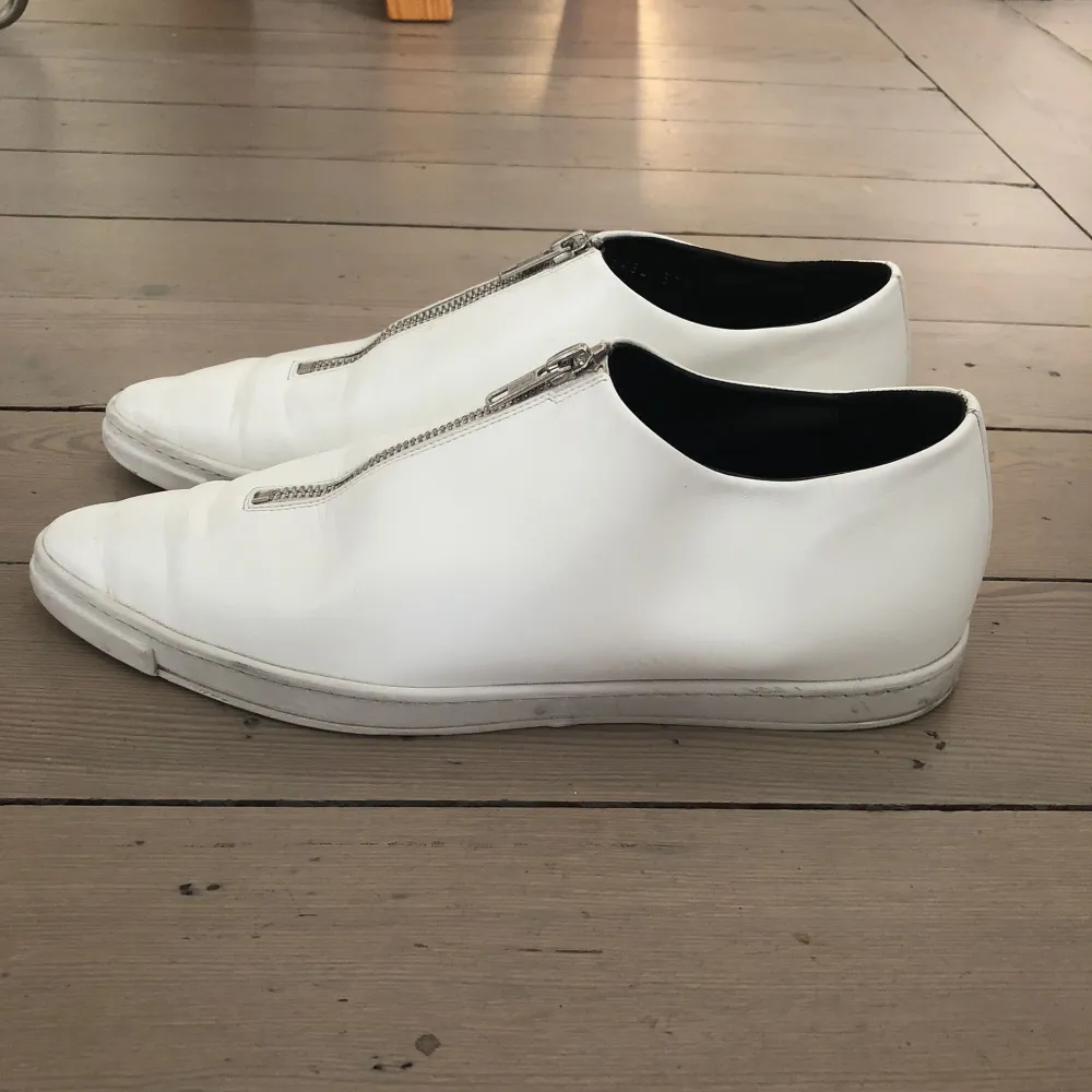 Medusa sneakers från Stella McCartney. Något använda men i bra skick!   Säljes pga att jag inte använder dom så mycket som jag önskar och behöver rensa ut saker som bara står.  Nypris: ca 4200:-. Skor.