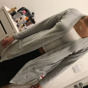 Cardigan - Grå långkofta i storlek  XS säljs för 100kr 