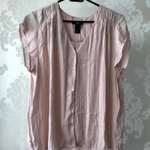  - Puderrosa sidenblus. Oanvänd.