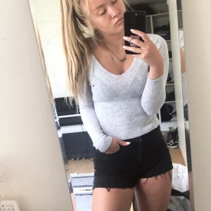  - Grå långärmad tröja från Brandy Melville. Använd 3-4 gånger kanske. Supermjuk och skön :) 