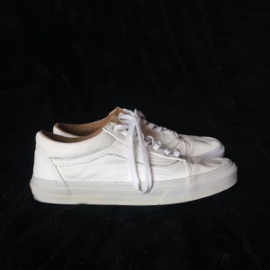  - Äkta läder strl 38. Fint skick, använd ca 5 ggr. Läder bruksmärken vid snörena,bild 2. Gummit på höger sko kanten blivit smått gult, bild 1, syns nt mkt eller stör vid användning. Nypris 1200nok. Pris diskuteras vid snabb affär 💌 Frakt 75 