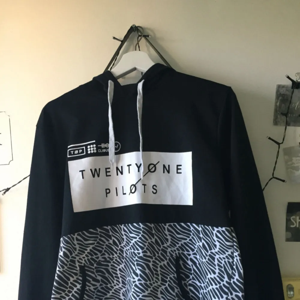 Twenty One Pilots hoodie till salu. Originalpriset var 200 kr. Säljs pga att min emofas är över och behövde rensa garderoben. Storleken är S och passar till både killar och tjejer.. Hoodies.