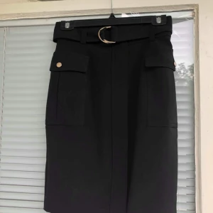  - Supersnygg och oanvänd kjol säljes. Från H&M & strl: 36. 