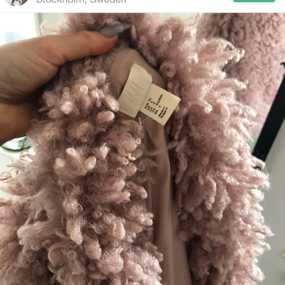 Fin fluffig rosa jacka från H&M trend. Populär och sålde slut snabbt, är i fint skick! 😍. Jackor.