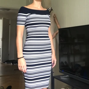  - Tights stretchig klänning ifrån Michael Kors. Storleken är XXS men är stor i storleken så passar en small eller xsmall. Slits bak och båt/offshoulder ringning. Jag betalar frakt och har swish.