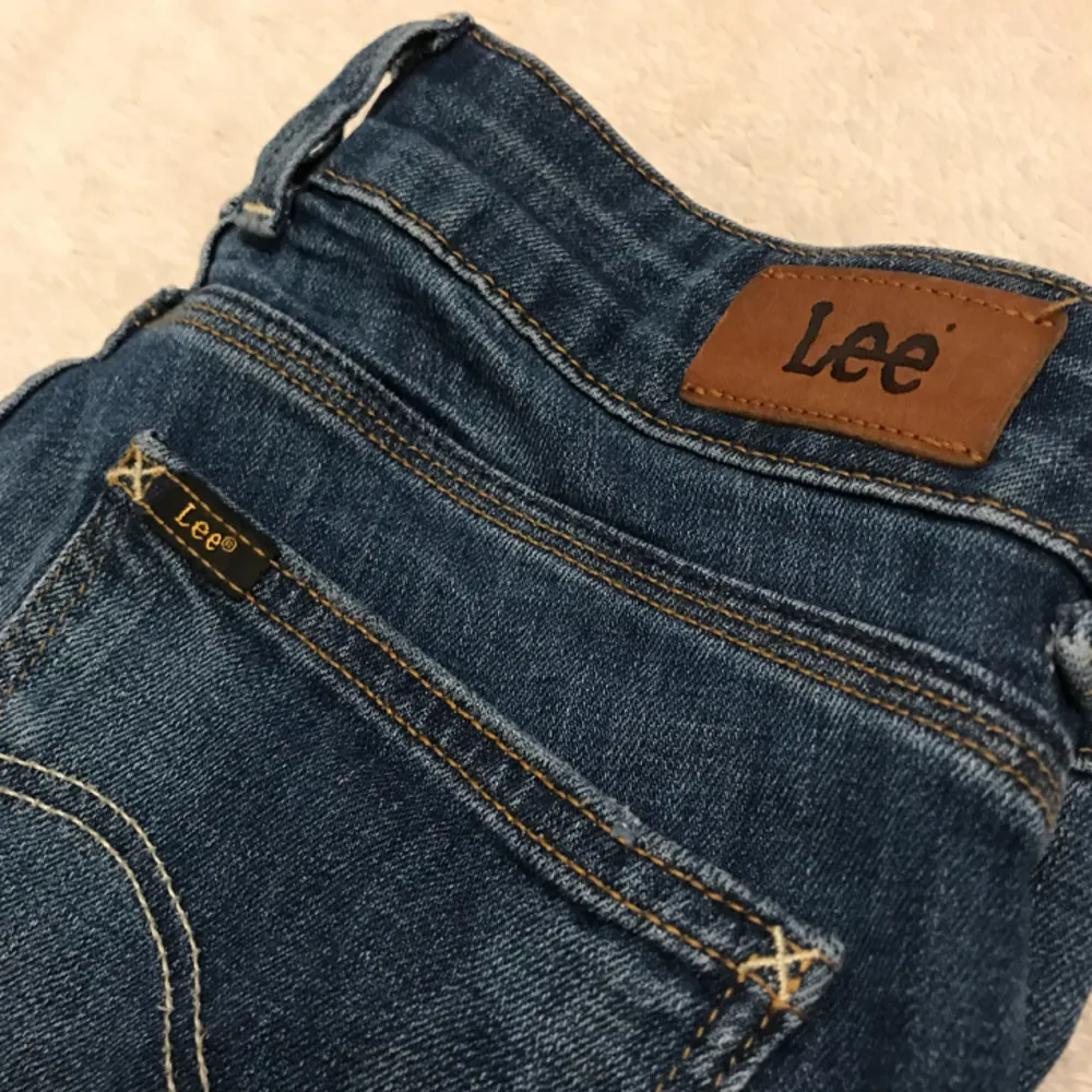 Ett par Lee byxor. Finns ingen storleks märkning men tror det är typ 28W/30L. Mellan hög midja. Frakt ingår☺️betala med swich  . Jeans & Byxor.