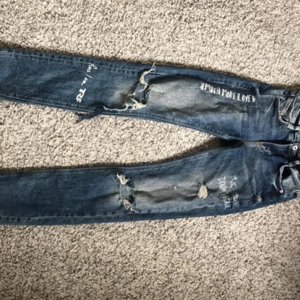 Så fina, slitna jeans från ZARA! Storlek 32 men skulle säga de passar 34 också!✨. Jeans & Byxor.