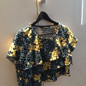  - Somrig magtröja med volanger! Aldrig använd, bara prövad 