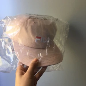  - FILA-keps aldrig använd, fortfarande i plast. Möts gärna i Stockholm annars står du för frakten! ❤️🍑