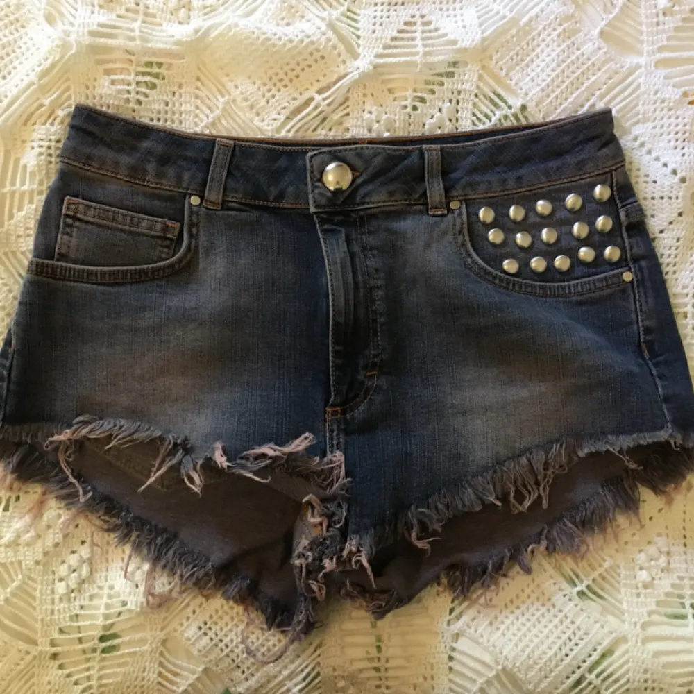 Ett par sköna high waisted denim shorts från Bikbok i storlek M som endast har använts ett par gånger. De passar även om man har storlek S. Fraktkostnad tillkommer.. Shorts.