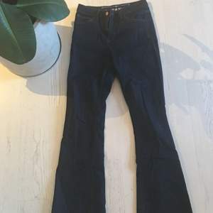 Mörkblåa jeans, stretch, från bikbok storlek 26