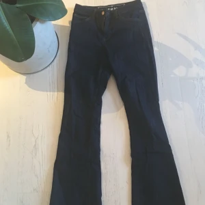  - Mörkblåa jeans, stretch, från bikbok storlek 26
