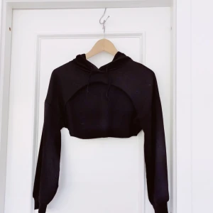  - kort och tunn/sval hoodie. Endast testad - nyskick. Köparen står för frakt. ❤️15% av alla köp går till välgörenhet❤️ Säljs pga brist på plats i garderob.