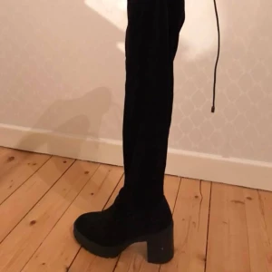  - Ordinarie pris som de är köpta för är 800 säljer mina för 300 plus frakt. Skit snygga overknee skor som inte kommer till användning, snören längst upp som man kan knyta så de inte åker ner. Fraktar eller möts upp i Skövde  