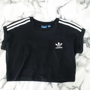  - Svart adidas croptop  Aldrig använd, endast när bilden togs (på min lillasyster). Helt i nyskick!  Strl: S | är som xs i storlek.   Tar endast emot swish!