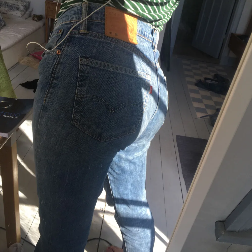 Coola jeans från Levis, 511. Lite greasy stil på framsidan. Använda men i mycket bra skick! Köparen betalar frakt, kan mötas upp i Göteborg eller omkring Åmål ☺️. Jeans & Byxor.