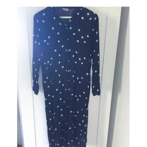  - Lång skjorta från Vero Moda. Använd ett fåtal gånger. Fint skick!   Skickas mot att köparen betalar frakt. 