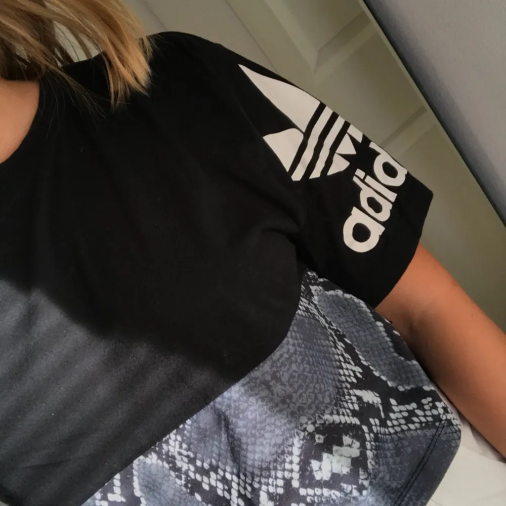Adidas-T-shirt köpt i Berlin för nåt år sedan! Svart med grå och vita detaljer!. T-shirts.
