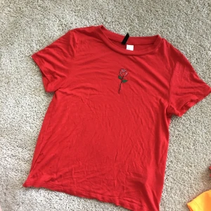  - Helt oanvänd tröja men rosprint. 