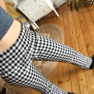  - Sköna byxor i snyggt rutigt mönster. Rak modell och medelhöga i midjan med lite stretch. Dragkedja på sidan. Använt fåtal gånger. Säljer pga lite för stora. Kan mötas i sthlm eller skicka. Köparen står för fraktkostnad! 🌟
