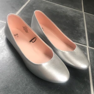  - Silvriga ballerina, aldrig använda! 100kr inklusive frakt 