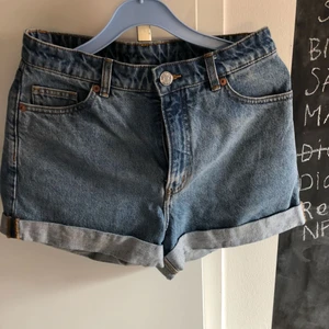  - Högmidjade jeansshorts från monki i nytt skick! Köparen står för frakt🌸