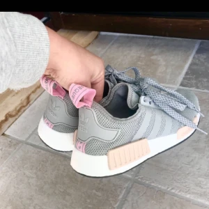  - Helt nya nmd r1 som jag köpt här på Plick men tyvärr inte passade /:. Hoppas någon annan ska få användning för dom!