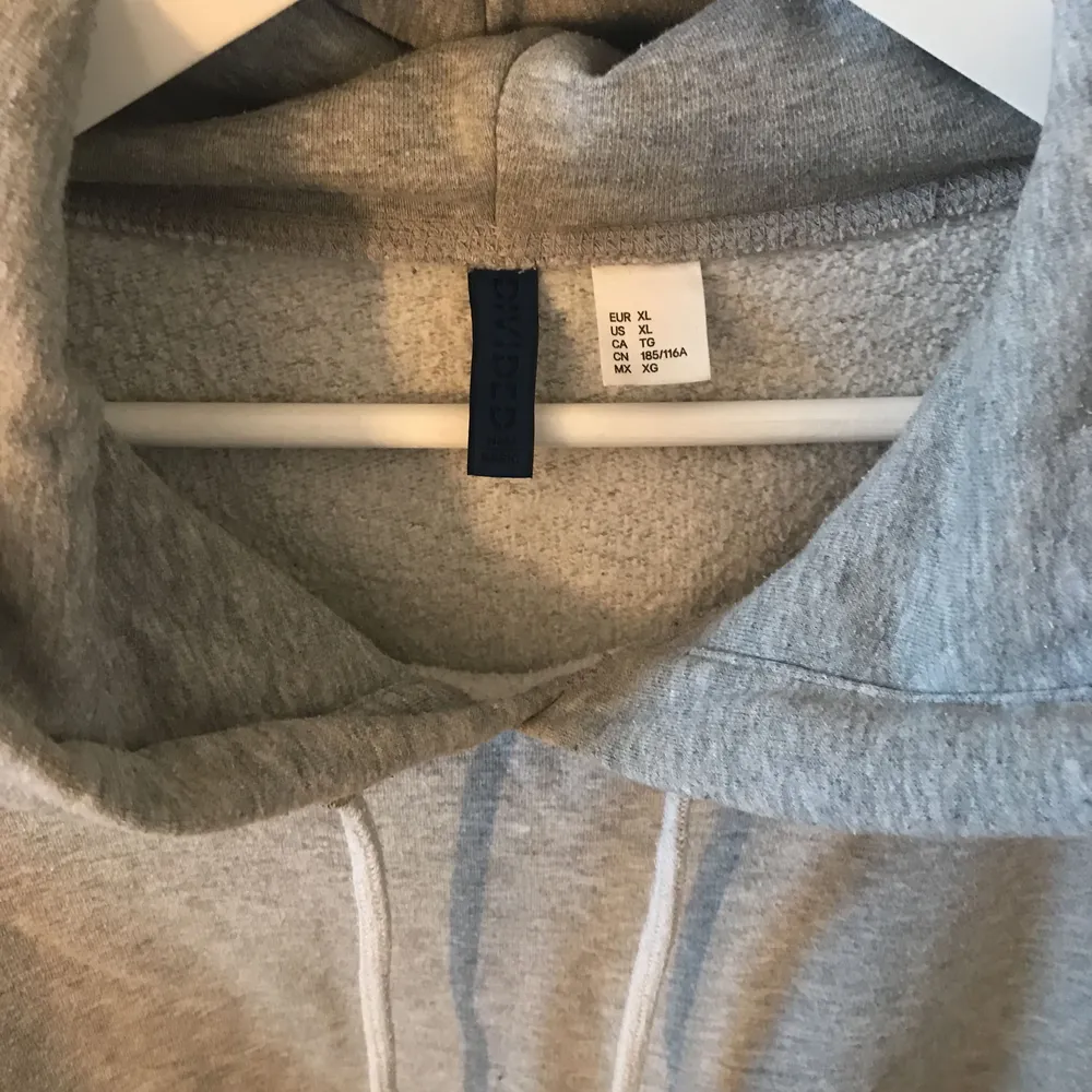 Vanlig grå hoodie från H&M herr (men passar såklart vem som helst). Använd ett par gånger men på senaste bara hängt kvar i garderoben. Kan posta men då står köparen för frakten!. Hoodies.