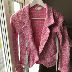  - Säljer denna fina kofta från Odd Molly i storlek XS, i super fint skick. Köptes för 1299kr men säljer för endast 349kr (köparen står för frakt) 😃