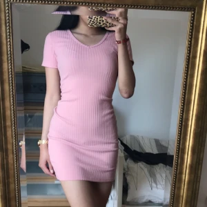  - Klänning i ribbad material | Passar xs-s | Figursydd | köparen står för fraktkostnaden ✨ 