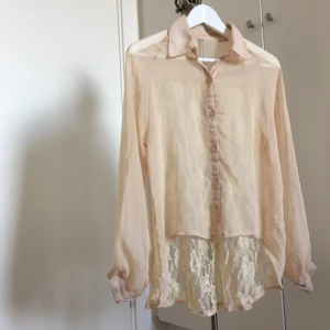  - Blus som jag har köpt i Manila. See- through med spets på baksidan. Använd fåtal gånger. Swish, kan mötas upp runt Sthlm. Köparen står för frakt 🌻