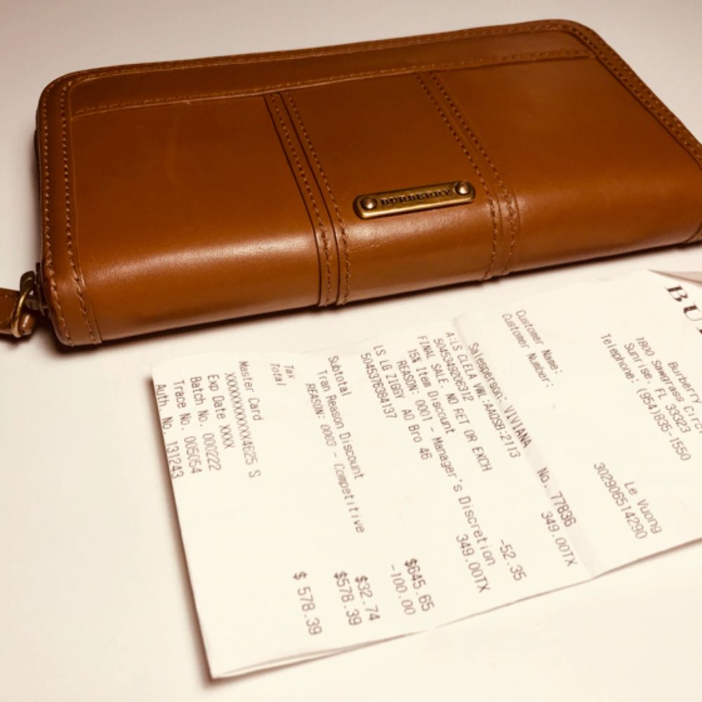 Brun Burberry plånbok. Har Burberry plånbok är fint skick Kvittot finns.   Mått: 20x11x3 cm. Accessoarer.