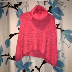  - En jätteskön poncho från Lindex. Passar nästan alla storlekar. Knappt använd, endast ett fåtal gånger. Skicket är som ny.